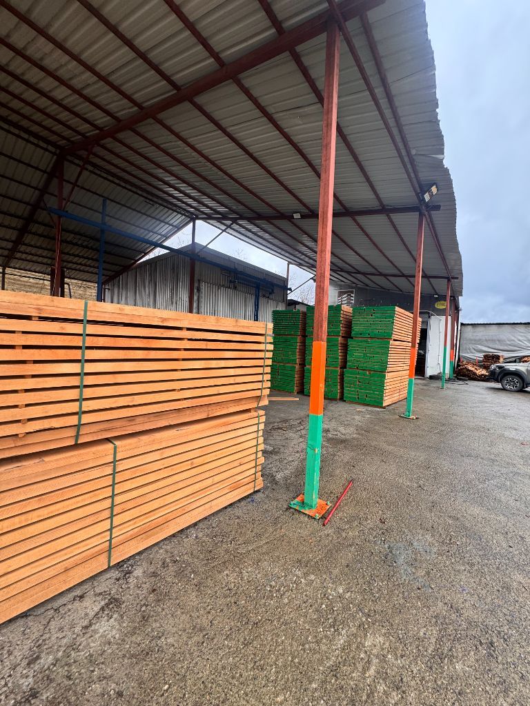 Forklift ile depo içinde istiflenen keresteler