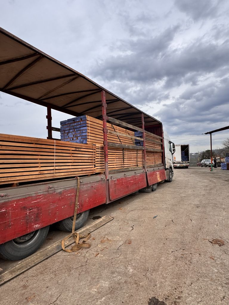 Forklift ile açık havada kereste yükleme