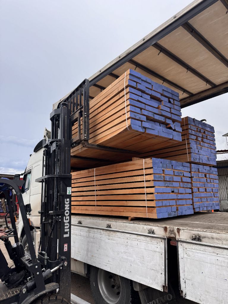 Kamyon üzerinde istiflenmiş kayın kerestesi