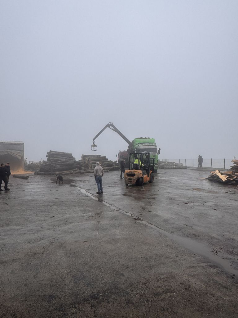 AYAZ logolu kamyon yükleme operasyonu