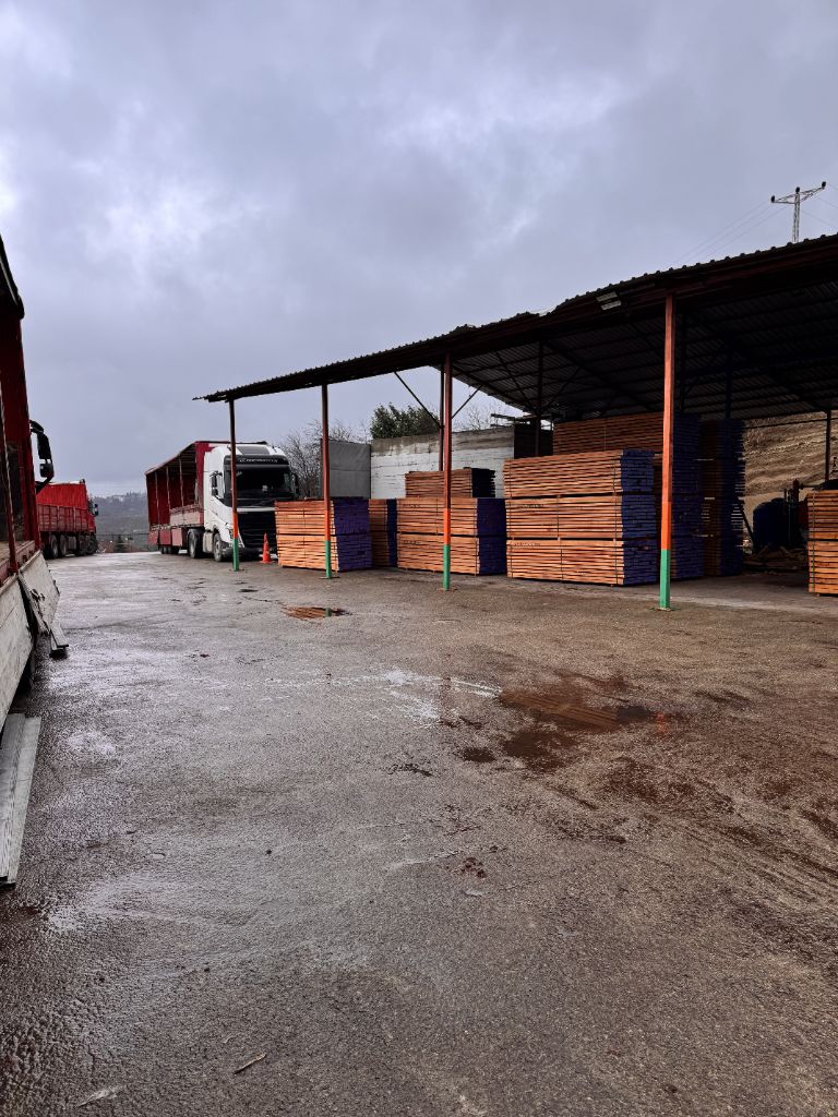 Açık havada kamyon yükleme sahası